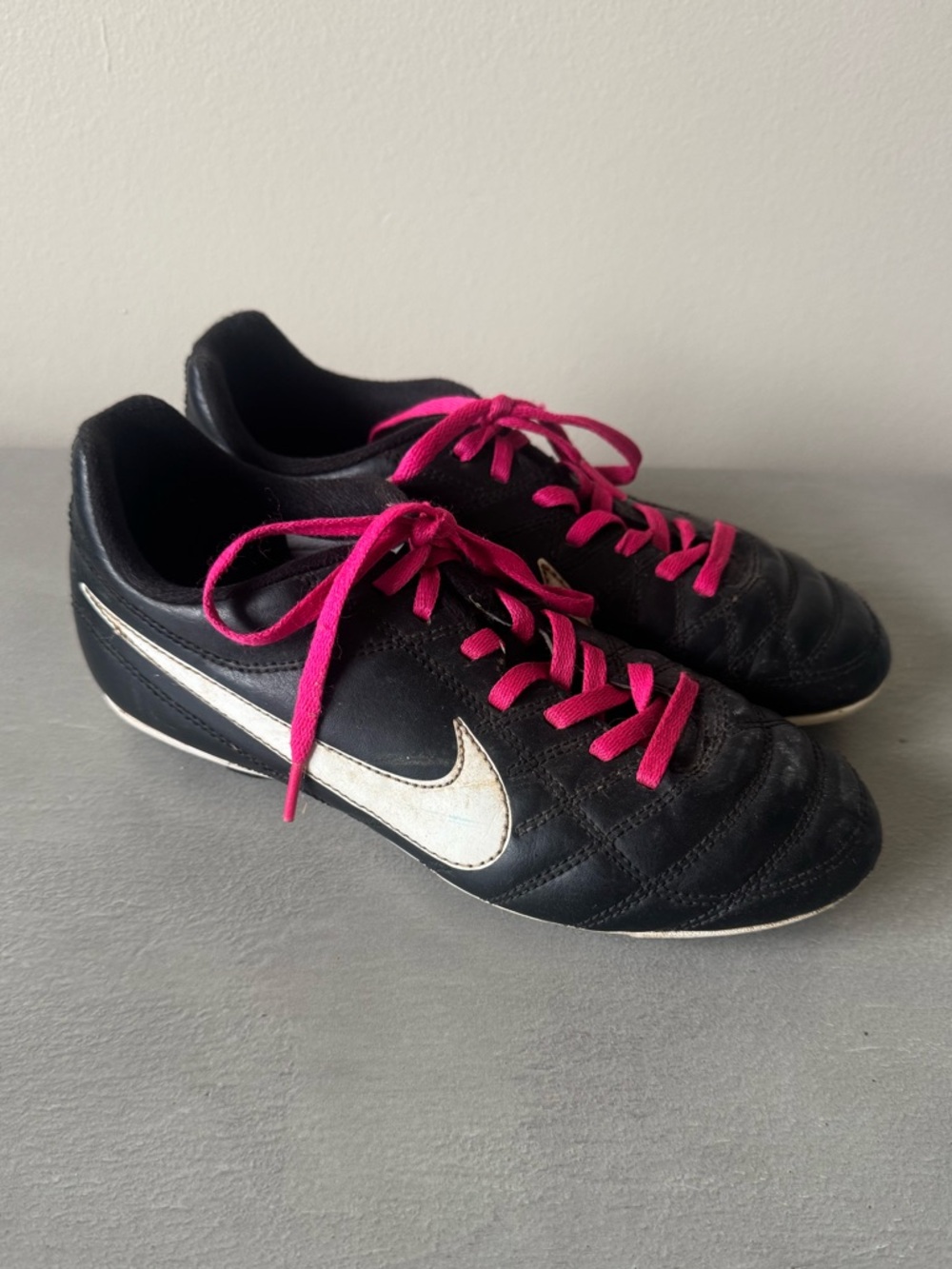 NIKE Soccer Cleats 599072-010 Black White Swoosh Pink Laces